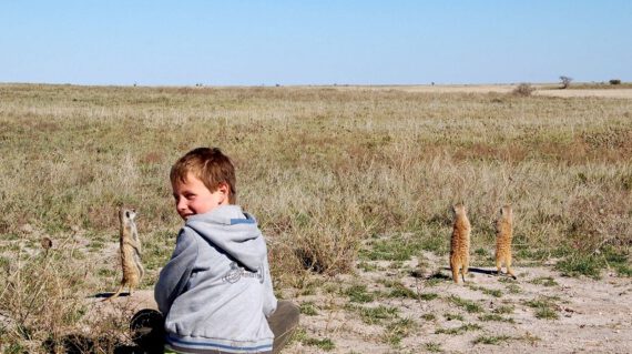 Tim bij stokstaartjes Kalahari ©All for Nature Travel