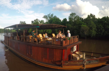 Relaxing Onboard Rahai_i Pangun ©WOW Borneo